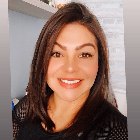 Emma, Directora Comercial